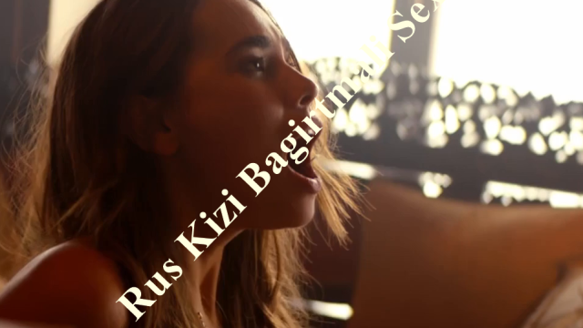 Rus Kızı Gündüz Vakti Eve Götürüp Bağırtarak Sex Yapan Adam
